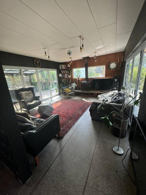 Electric Waihi Beach House - Family & Dog Friendly, Close To Beach, Pool Table, Outdoor Fire Room, Skate Ramp Bowentown المظهر الخارجي الصورة