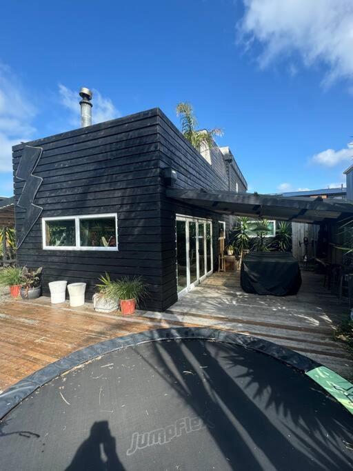 Electric Waihi Beach House - Family & Dog Friendly, Close To Beach, Pool Table, Outdoor Fire Room, Skate Ramp Bowentown المظهر الخارجي الصورة