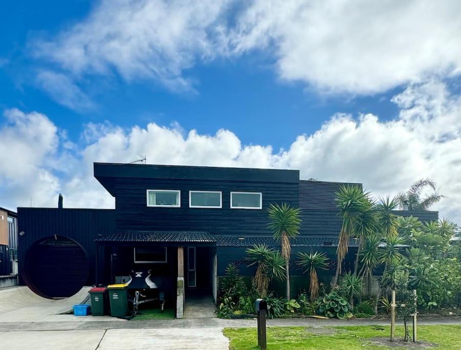 Electric Waihi Beach House - Family & Dog Friendly, Close To Beach, Pool Table, Outdoor Fire Room, Skate Ramp Bowentown المظهر الخارجي الصورة